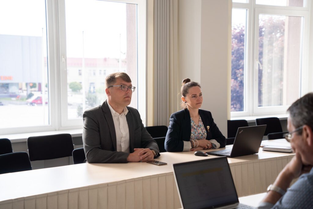 Nuotraukoje pavaizduoti susitikimo dalyviai: projekto vadovė Svajonė Rainienė, tinklaveikos specialistė Marijona Janavičienė ir kiti savivaldybės darbuotojai.